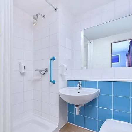 Travelodge Hotel 2*